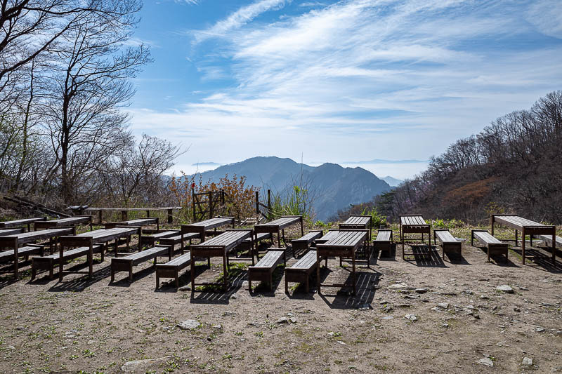 Korea-Daejeon-Hiking-Gyeryongsan - Despite the great view of the sea of fog, nobody is here to enjoy it.