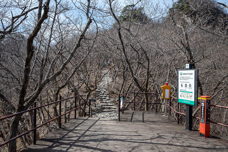 Korea-Daejeon-Hiking-Gyeryongsan - There are defibrillators along the route.