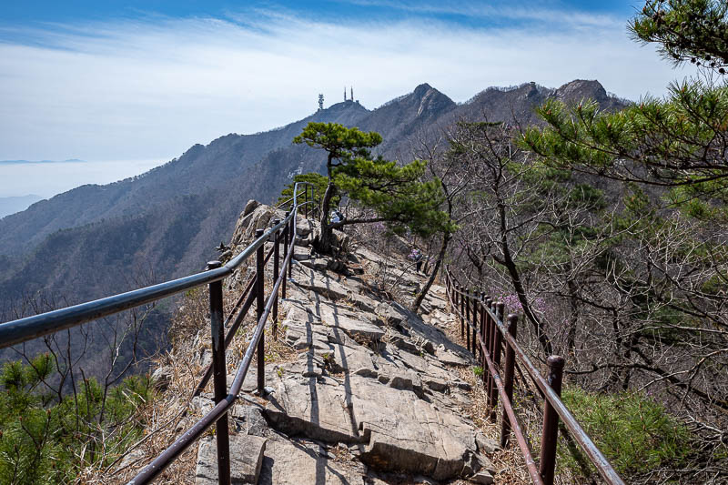 Korea-Daejeon-Hiking-Gyeryongsan - Not much chance of plummeting.