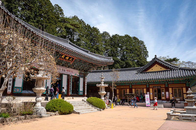 Korea-Daejeon-Hiking-Gyeryongsan - And then after not long at all, back at the temple.
