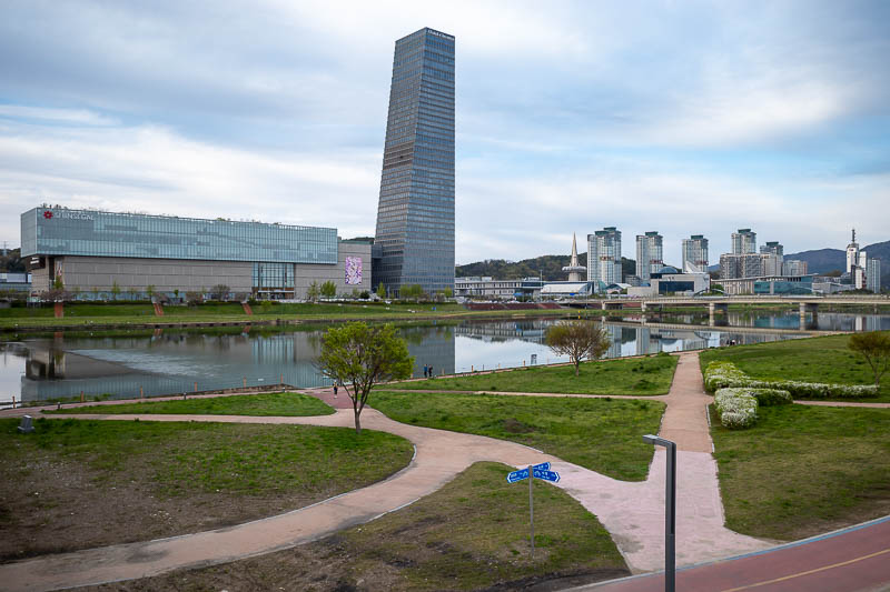 Korea-Daejeon-Shinsegae - My destination is on the left.