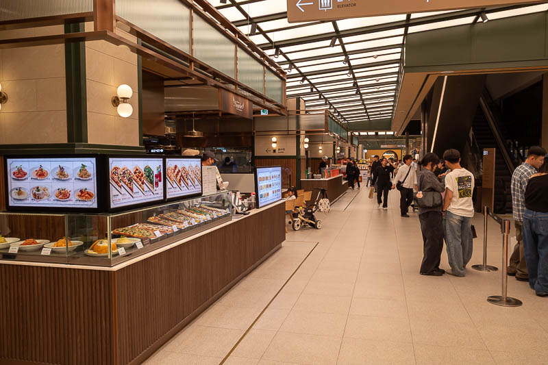 Korea-Daejeon-Shinsegae - The basement is as always, the casual dining area. The lighting is really interesting, it makes it appear as though it is daylight, quite surreal, no 