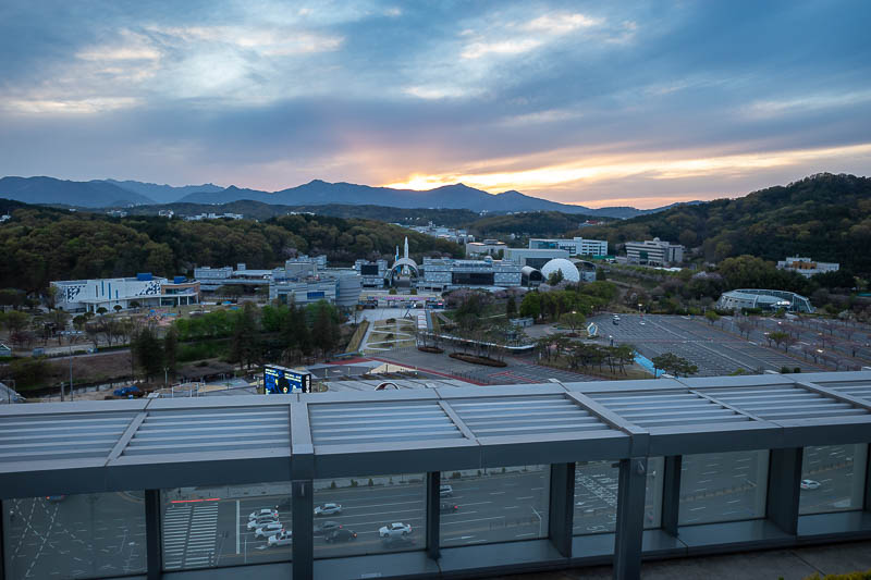 Korea-Daejeon-Shinsegae - Now for the roof, and the sunset. You can see in all directions. That is the science museum down there, been there before.