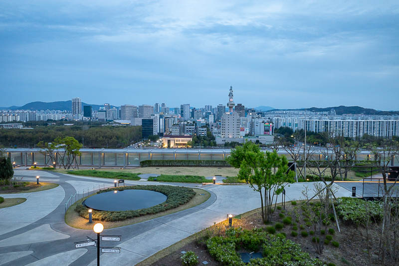 Korea-Daejeon-Shinsegae - It is a large multi level roof garden.