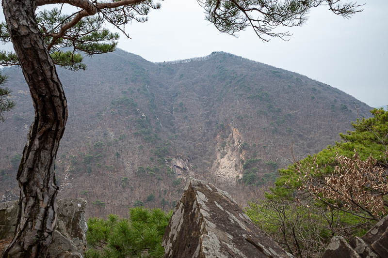 Korea-Seoul-Hiking-Soyosan - Today I will around to that ridge. Very grey today but no rain.