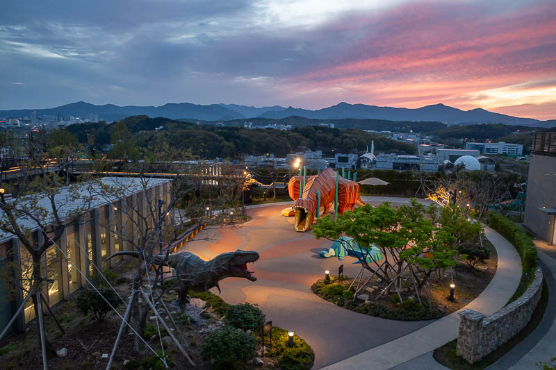 Korea-Daejeon-Shinsegae - Roof garden dinosaurs