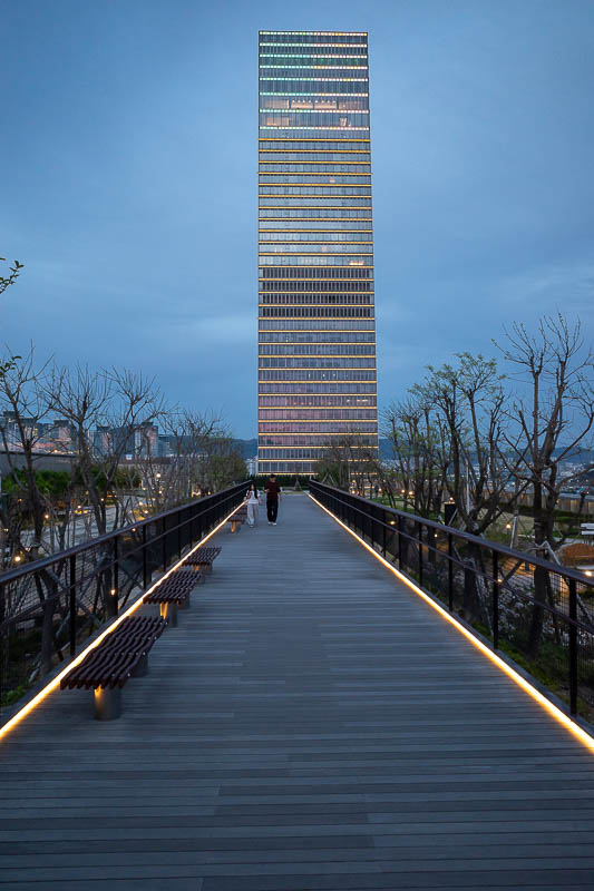Korea-Daejeon-Shinsegae - Still the roof garden. It bothers me that the hotel is not lined up with the walkway. Move the hotel!