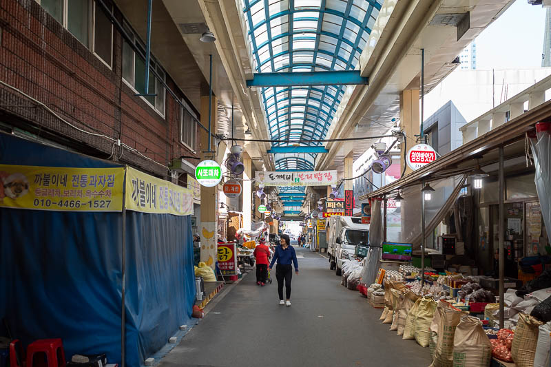 Korea-Daejeon-Jeonju-KTX - Between the subway and the station was the saddest shopping street of all time.
