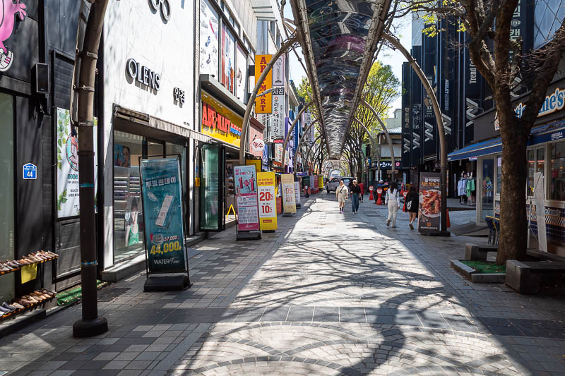 Korea-Daejeon-Jeonju-KTX - I was too early to check in so left my bags and wandered around the shopping streets, of which there are many in this tourist focused town.