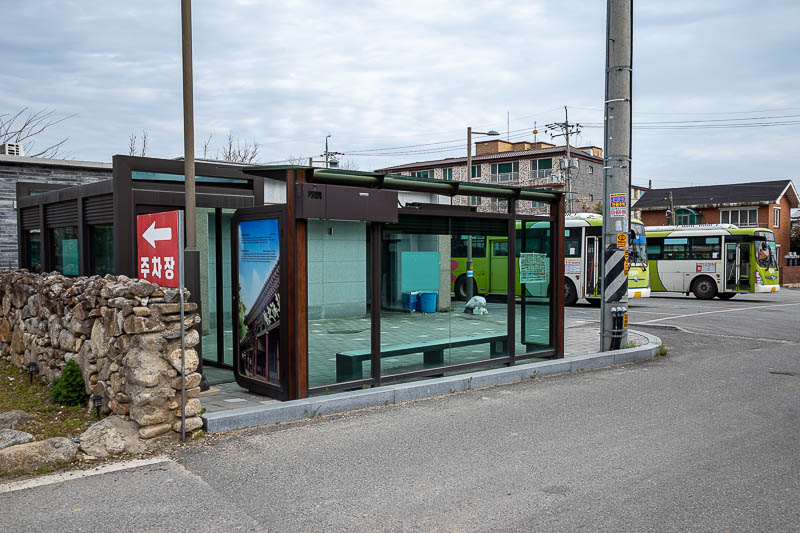 Korea-Jeonju-Hiking-Moaksan - As I mentioned, stay on the bus until the last stop. There is a convenience store near by. The last stop has brand new toilets too.