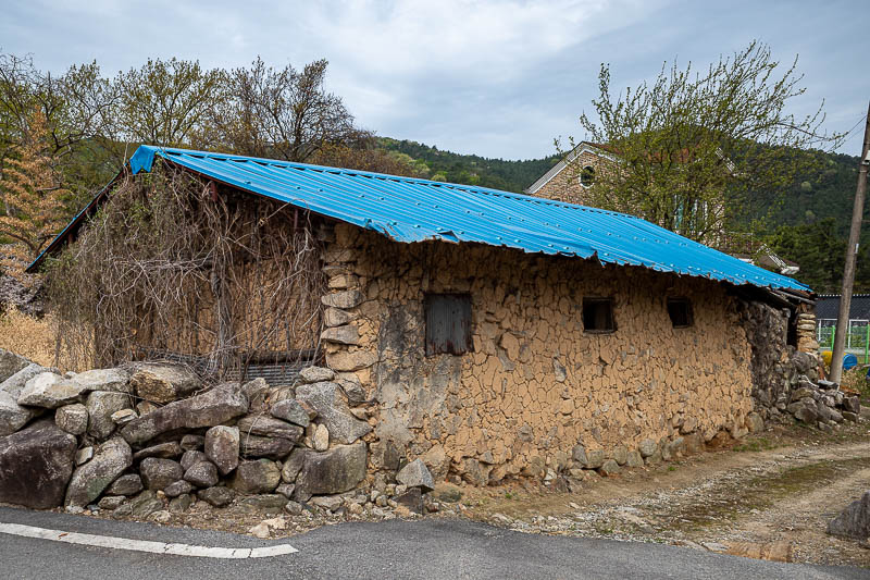 Korea-Jeonju-Hiking-Moaksan - I could have just put this photo and said it is like being in a 3rd world country, but other than this one building, there were many air bnb's and caf