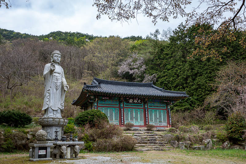 Korea-Jeonju-Hiking-Moaksan - Temple number 2 and Buddha has lost his hat!