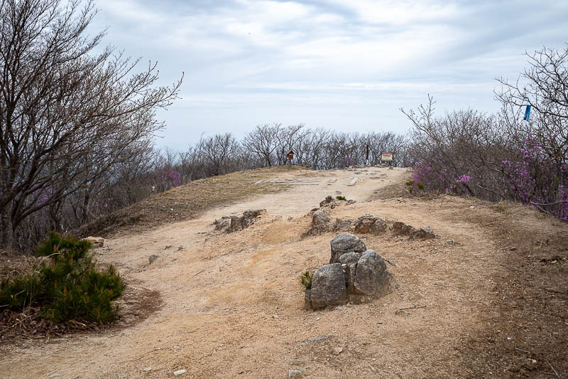 Korea-Jeonju-Hiking-Moaksan - No helicopters today, but there were fighter jets above the clouds circling a lot of the time, adding to the serenity.