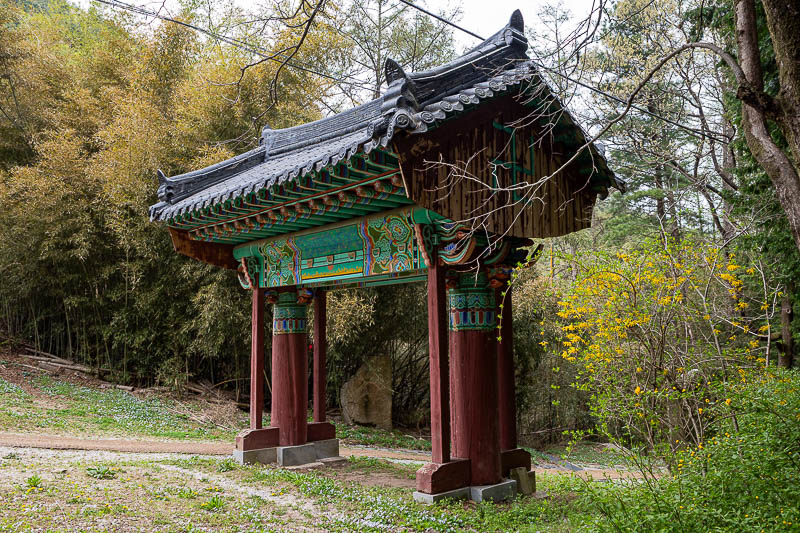 Korea-Jeonju-Hiking-Moaksan - The gate to the temple area let me know I was back at the hessian path to the bus.