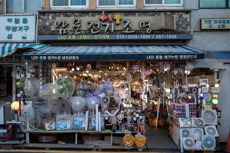 Korea-Jeonju-Hanok - In and around the market there are a lot of interesting shops. I am a fan of fans.