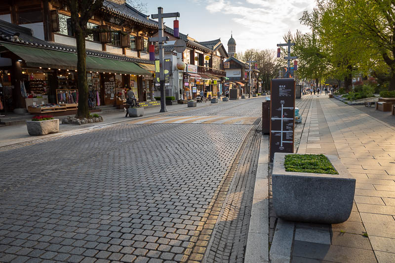 Korea-Jeonju-Hanok - Always looks better into the sun.