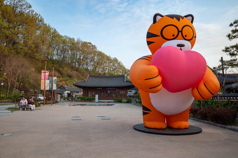Korea-Jeonju-Hanok - Garfield has glasses?