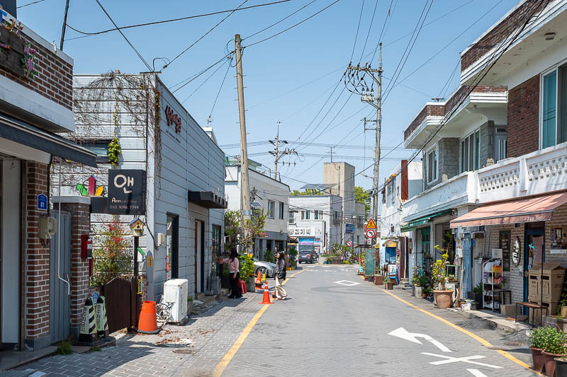 Korea yet again for the 7th time - March and April 2026 - Just over the river is the heavily advertised, Seohakdong Art Village. This is a bit hard to photograph, but there are a lot of places selling hand ma