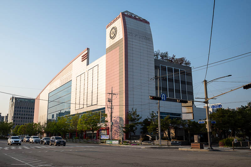 Korea yet again for the 7th time - March and April 2026 - A Homeplus. This is another version of Korean wal-mart, I wandered over thinking it looked a bit run down. Abandoned.