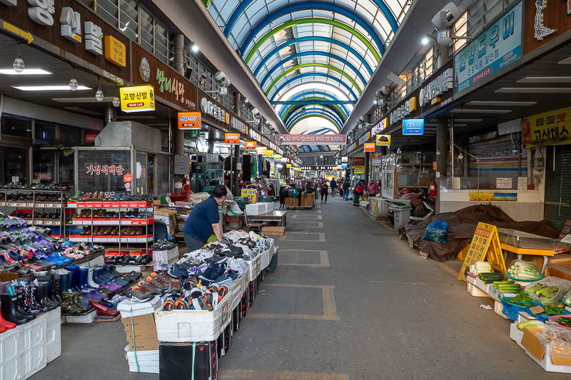 Korea yet again for the 7th time - March and April 2026 - The inside of the market was surprisingly spacious.