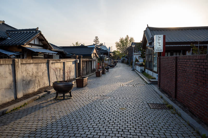 Korea-Jeonju-Hanok-Bulgogi - Now for some photos with my camera pointing into the setting sun, which always makes for the best photos.