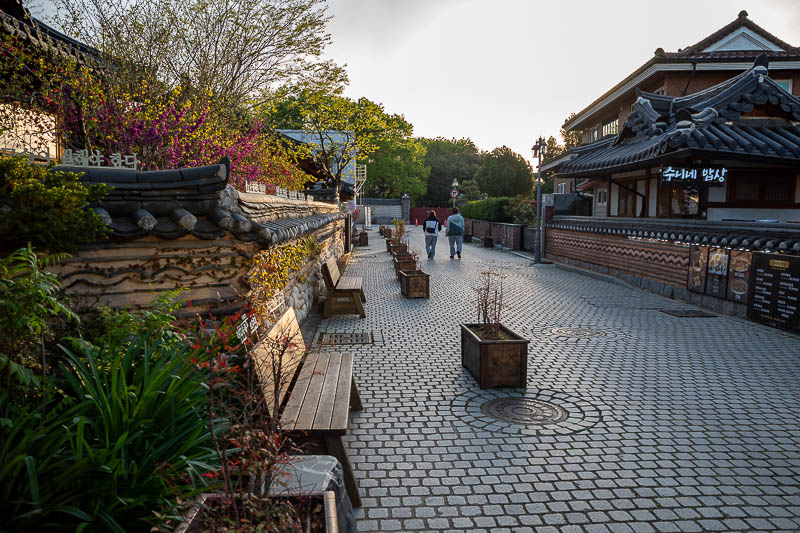 Korea-Jeonju-Hanok-Bulgogi - I waited around to make it look quieter than it was, especially waiting for the stupid golf carts to get out of the frame.
