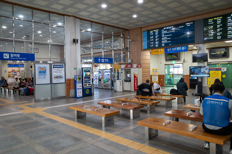 Korea-Jeonju-Seoul-KTX - Back inside the current station and it has a few shops, it is not too busy now but when I first arrived it was overflowing, hence why I went off for a