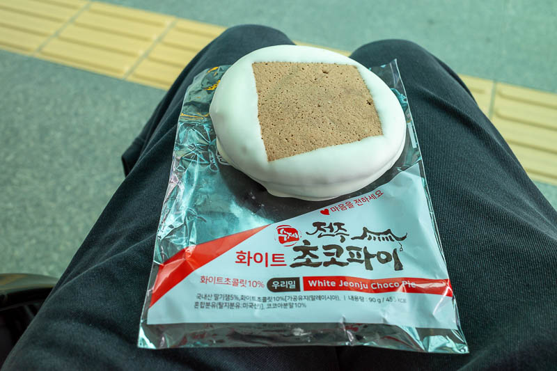 Korea-Jeonju-Seoul-KTX - As I was early, I decided to have the Jeonju speciality - this sort of a cake. They are available everywhere in many flavours, including the train sta