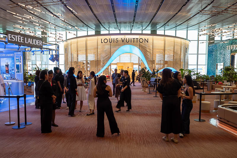 Singapore-Airport-Lounge - I need a new bag / method to launder money cross border.