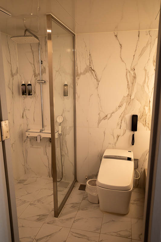 Korea-Jeonju-Seoul-KTX - The bathroom is marble.