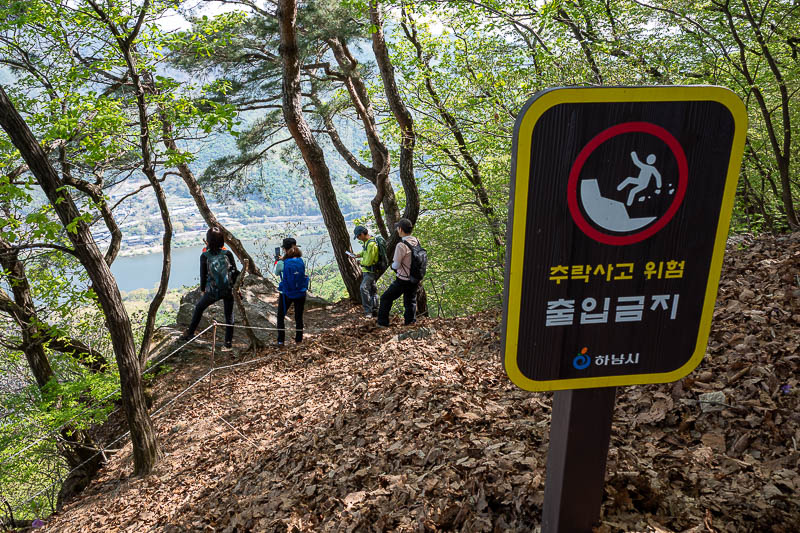 Korea-Seoul-Hiking-Geomdansan - I am standing against the rope. These people have foolishly gone outside the rope. They could plummet at any moment.