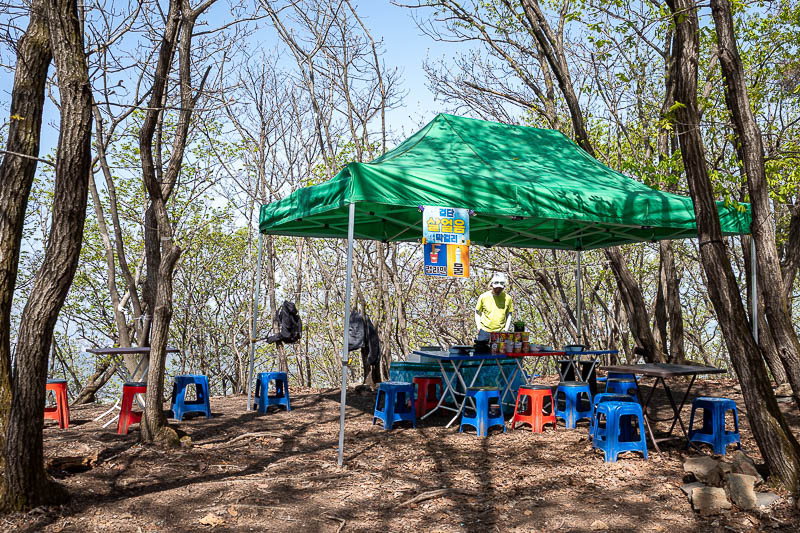 Korea-Seoul-Hiking-Geomdansan - This guy has set up a noodle stand. There were 3 such businesses running on the way up, I am sure one of them was selling moonshine.