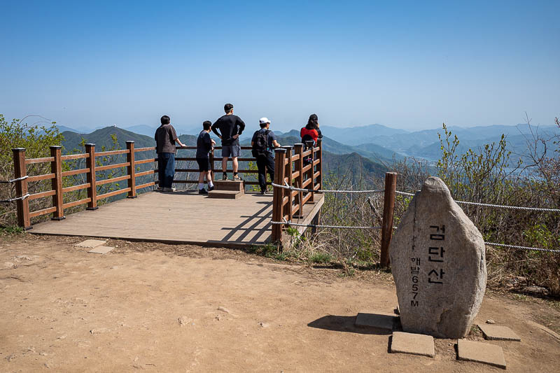 Korea-Seoul-Hiking-Geomdansan - Behold the summit, and others beholding the view.