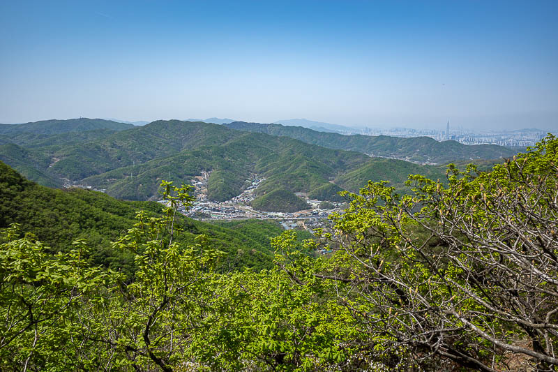 Korea-Seoul-Hiking-Geomdansan - Probably the only decent view along the stretch from Geomdansan to Yongmasan. You can see Lotte tower in the smog here, I will go there on one night, 