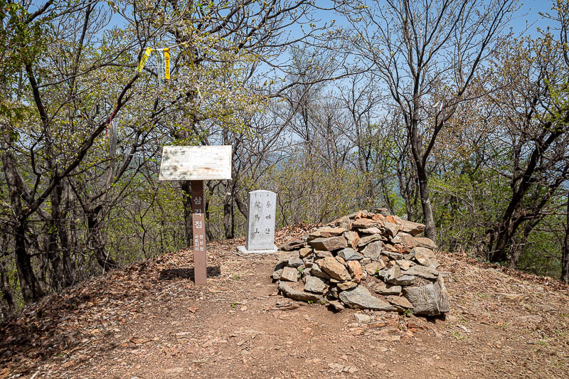 Korea-Seoul-Hiking-Geomdansan - Yongmasan peak, almost no view. Strange colour in this shot.