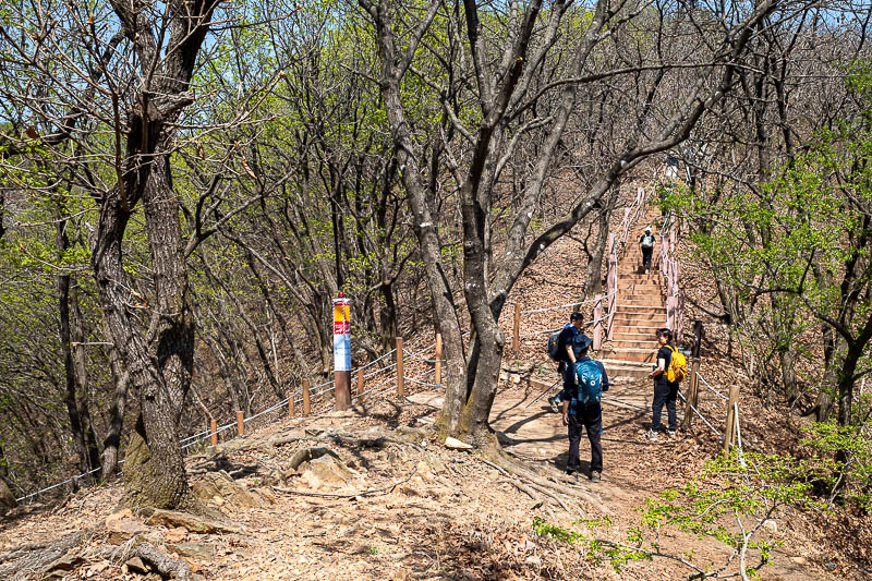Korea-Seoul-Hiking-Geomdansan - Back at the loop course, and immediately other people. I will now go down the other side of the loop.