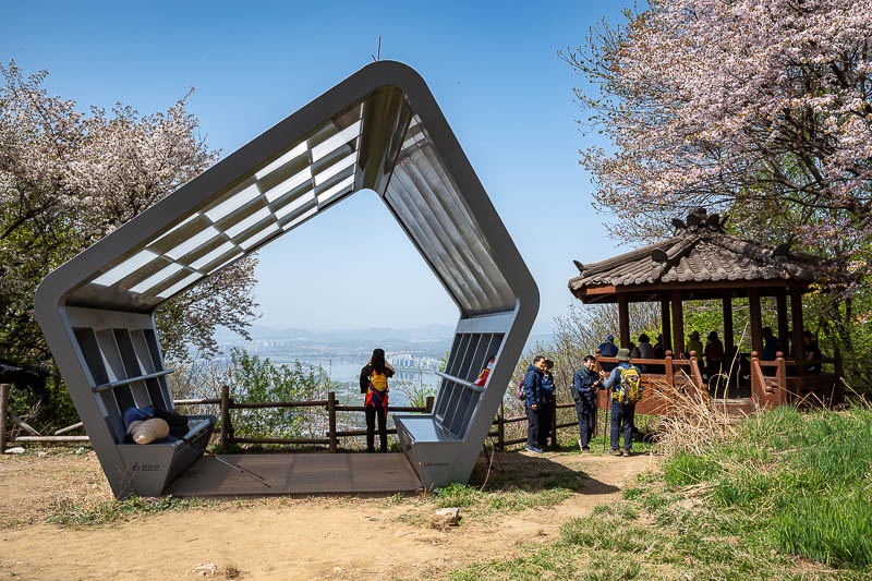 Korea-Seoul-Hiking-Geomdansan - There is a plateau for the people that want a picnic, there are probably 100 or so people behind me doing just that.