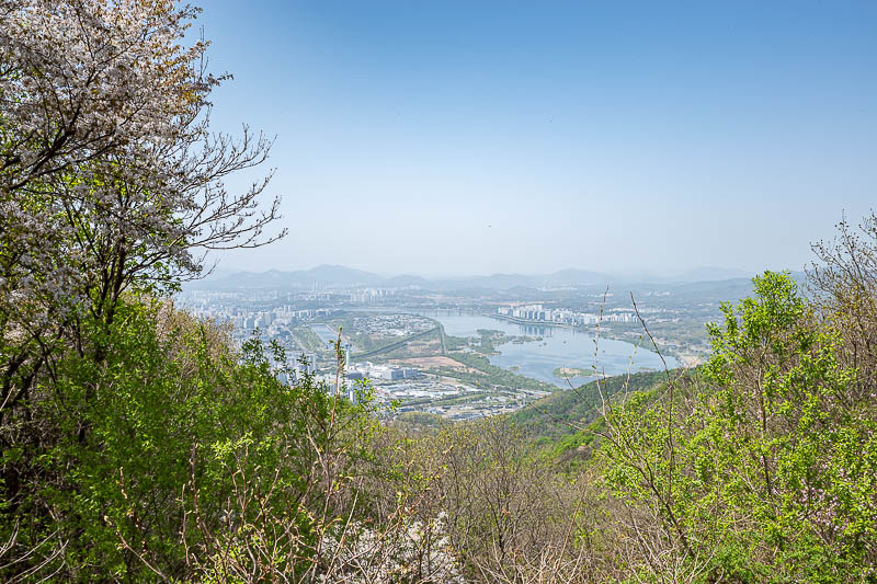 Korea-Seoul-Hiking-Geomdansan - On the way down you can glimpse Seoul a bit more.
