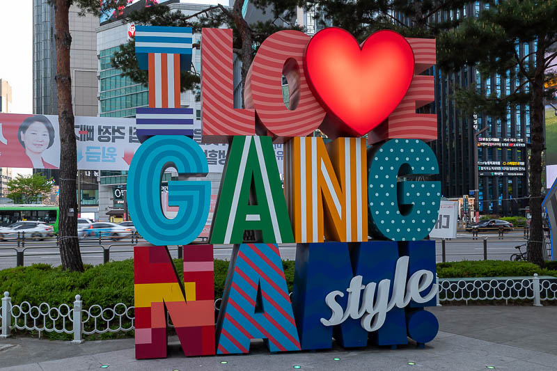 Korea-Seoul-Gangnam-Noodles - Horsie time.