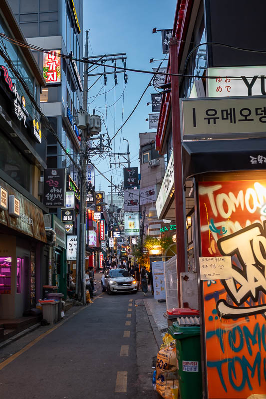 Korea-Seoul-Gangnam-Noodles - Cars even drive down here. Good luck pedestrians.