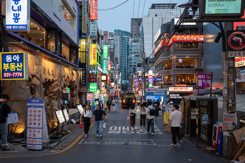 Korea-Seoul-Gangnam-Noodles - Last one of the entertainment street.