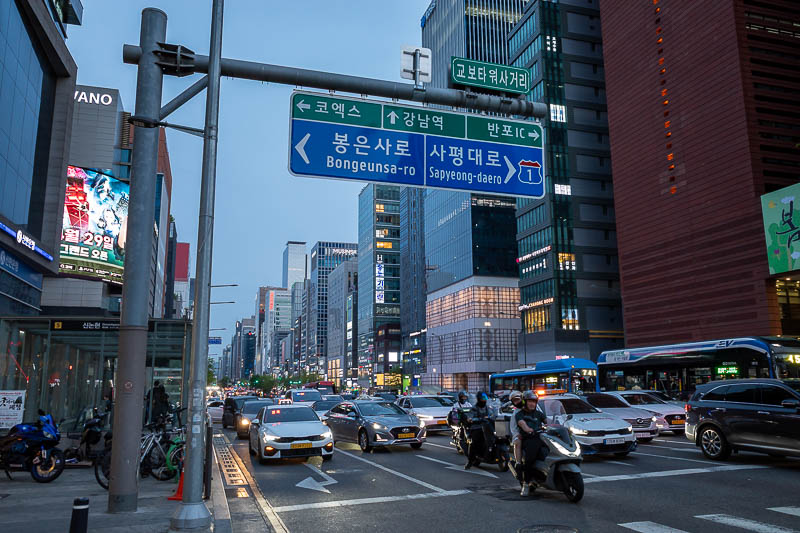 Korea-Seoul-Gangnam-Noodles - I fled back to the main road with the wide footpaths. Much safer. Tomorrow is not a hiking day, I have no plan, less sun would be good.