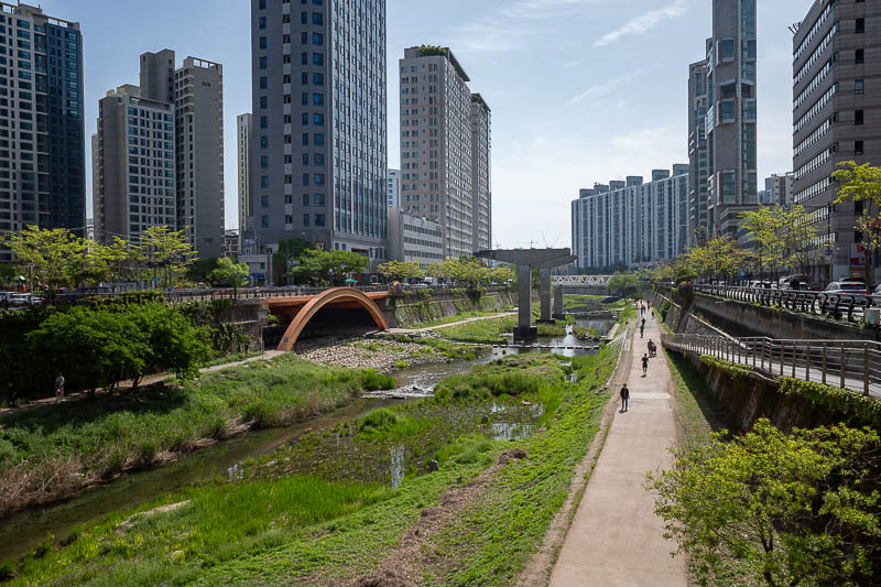 Korea-Seoul-Museum-Market - Very hot today, 27c, a lot of people doing drain appreciation early in the day. Note this must have been a freeway in the past, you can still see a co