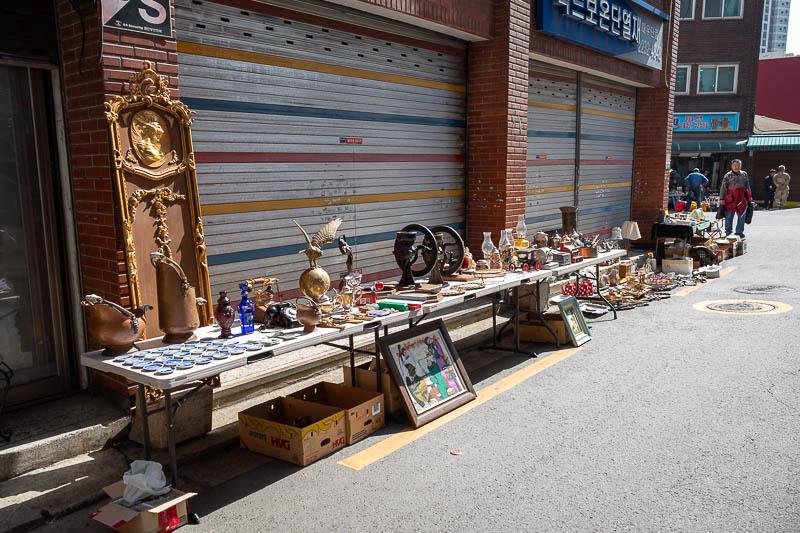 Korea-Seoul-Museum-Market - I will now enter the market area, it goes for many, many streets, in the traffic at times. A lot of what I suspect are deceased estates of junk.