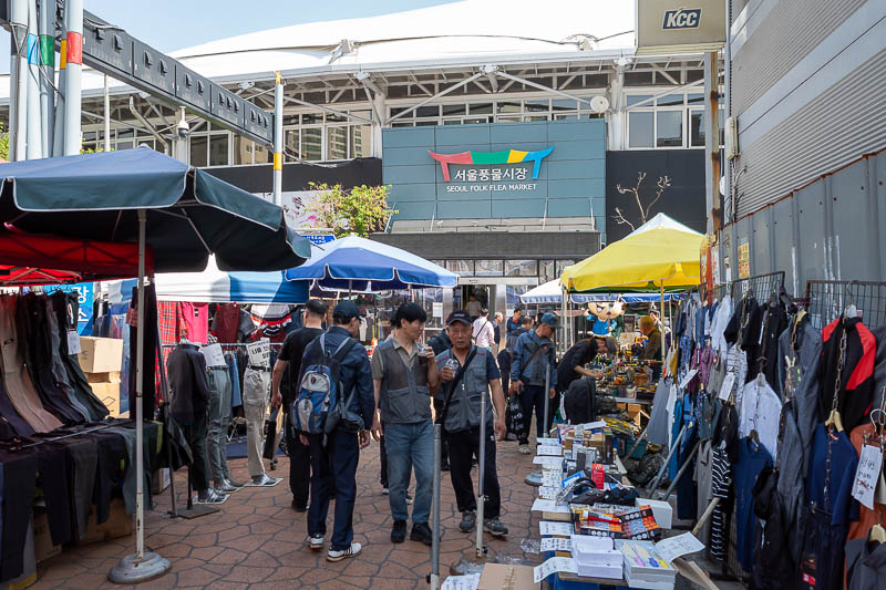 Korea-Seoul-Museum-Market - Here in the distance you can see the actual market. I read that it is a school that was shut down. I am not sure about that.