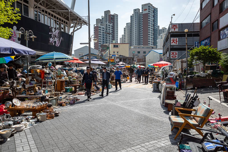 Korea-Seoul-Museum-Market - Fleas and trains