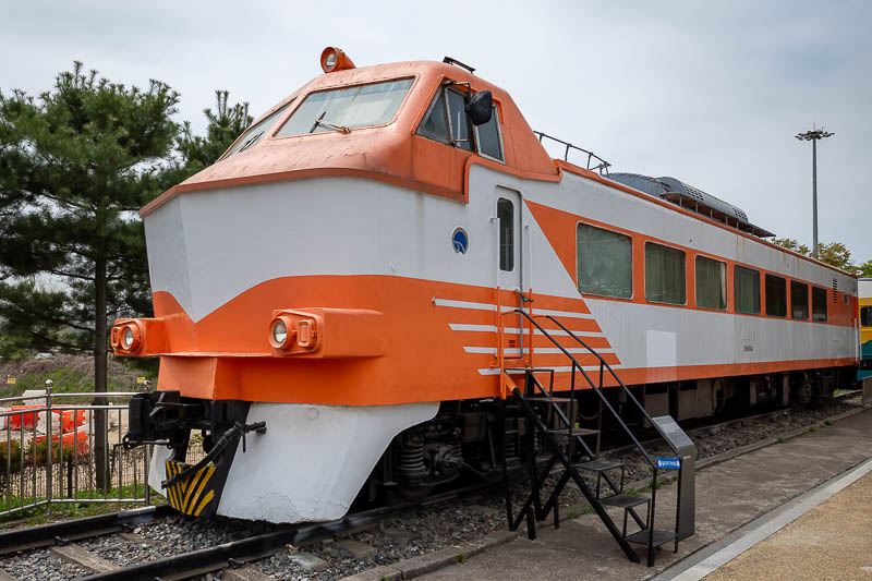 Korea-Seoul-Museum-Market - The stairs go up to a locked door.