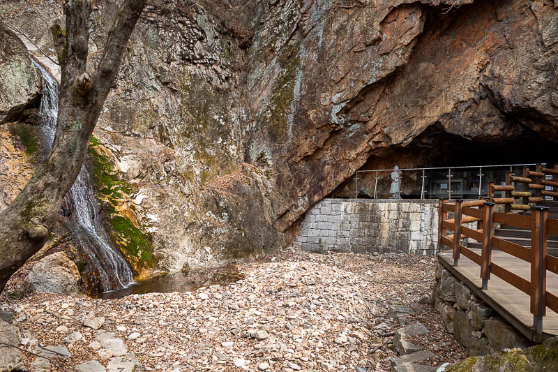 Korea-Seoul-Hiking-Soyosan - Apparently this cave and waterfall is what brings so many people here. It is rather underwhelming.
