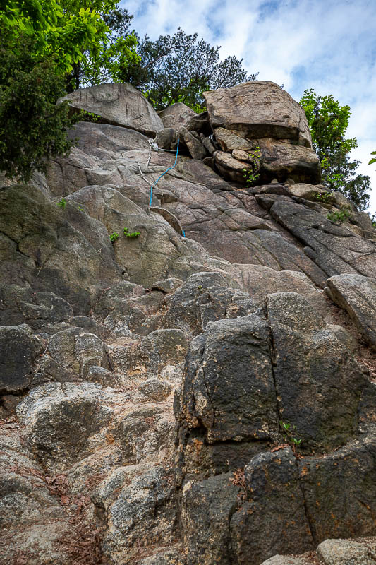 Korea-Seoul-Hiking-Gwanaksan - Time to hang off some ropes!