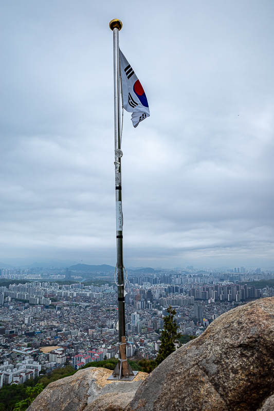 Korea-Seoul-Hiking-Gwanaksan - Only via the ropes can you get to this first Korean flag spot.
